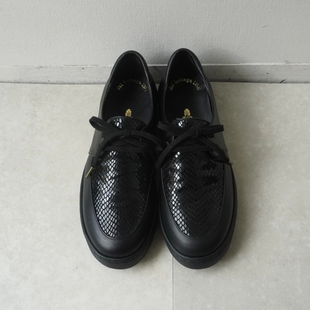 ブラックソールのレースアップモカスニーカー