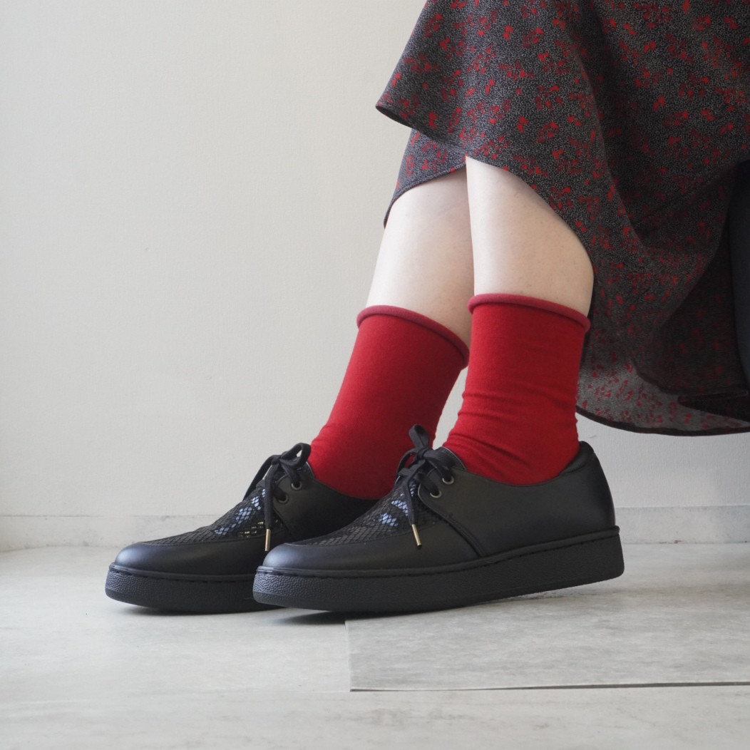 ブラックソールのレースアップモカスニーカー