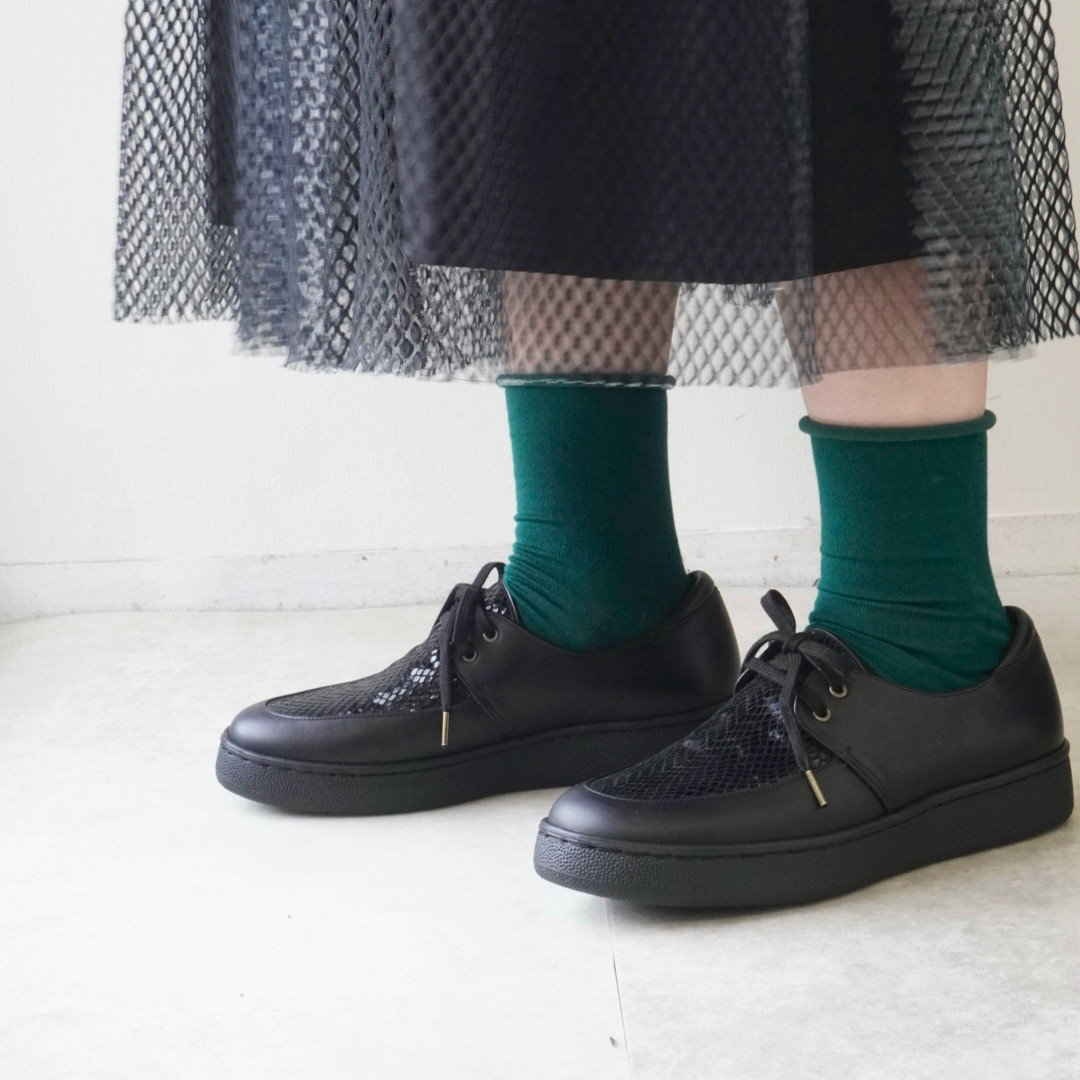 ブラックソールのレースアップモカスニーカー