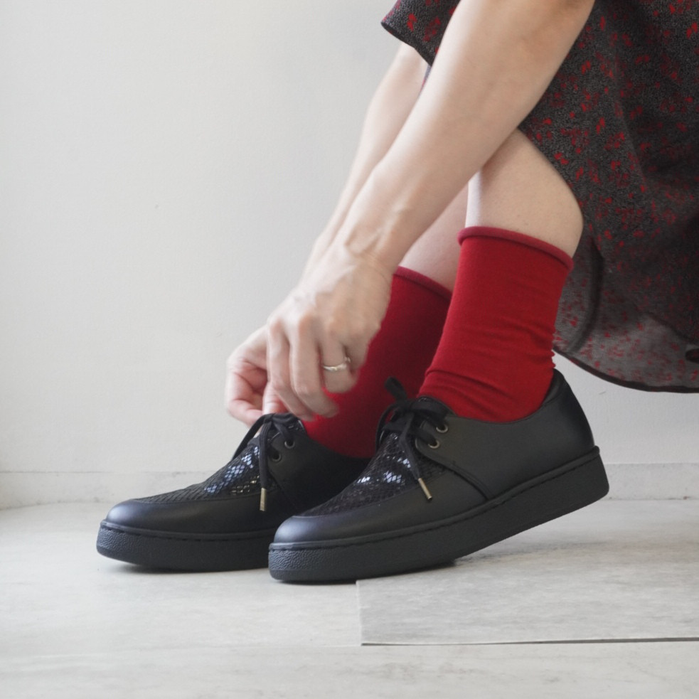 ブラックソールのレースアップモカスニーカー