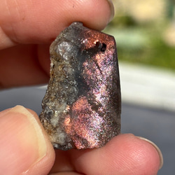 レア サンストーン ピンキッシュパープル イリデッセンス 原石 ポリッシュ 穴あき 天然石 13枚目の画像