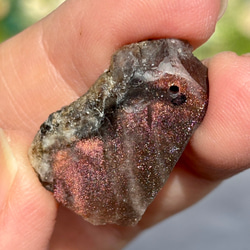 レア サンストーン ピンキッシュパープル イリデッセンス 原石 ポリッシュ 穴あき 天然石 16枚目の画像