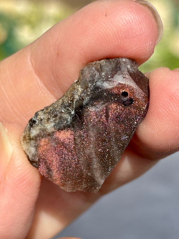 レア サンストーン ピンキッシュパープル イリデッセンス 原石 ポリッシュ 穴あき 天然石 16枚目の画像