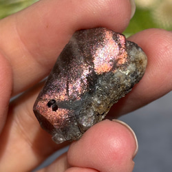 レア サンストーン ピンキッシュパープル イリデッセンス 原石 ポリッシュ 穴あき 天然石 9枚目の画像