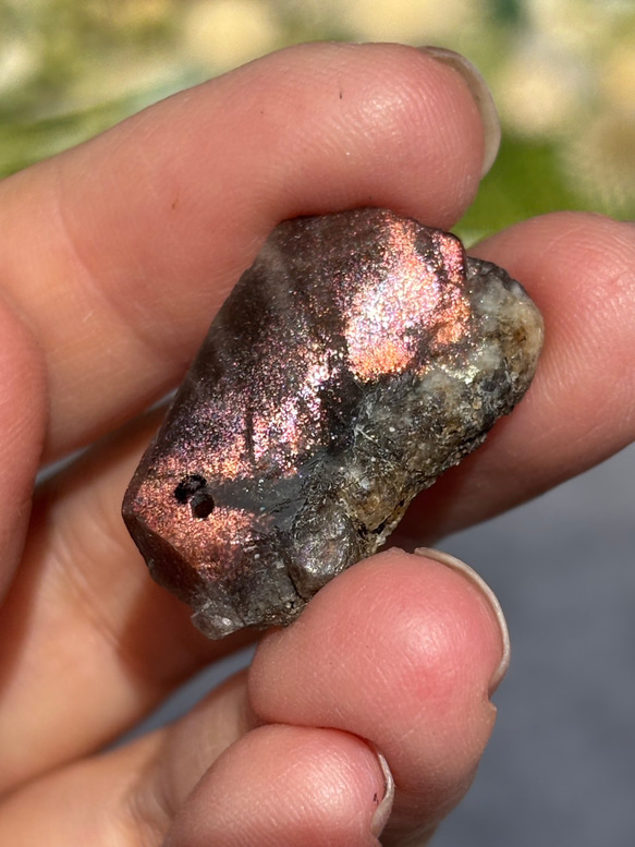 レア サンストーン ピンキッシュパープル イリデッセンス 原石 ポリッシュ 穴あき 天然石 9枚目の画像