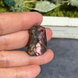 レア サンストーン ピンキッシュパープル イリデッセンス 原石 ポリッシュ 穴あき 天然石 2枚目の画像