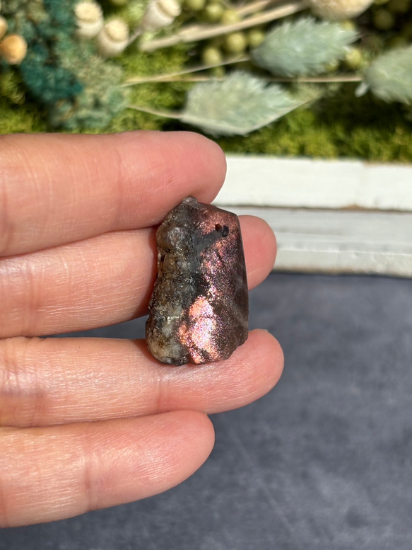 レア サンストーン ピンキッシュパープル イリデッセンス 原石 ポリッシュ 穴あき 天然石 2枚目の画像