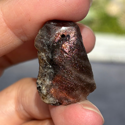 レア サンストーン ピンキッシュパープル イリデッセンス 原石 ポリッシュ 穴あき 天然石 12枚目の画像