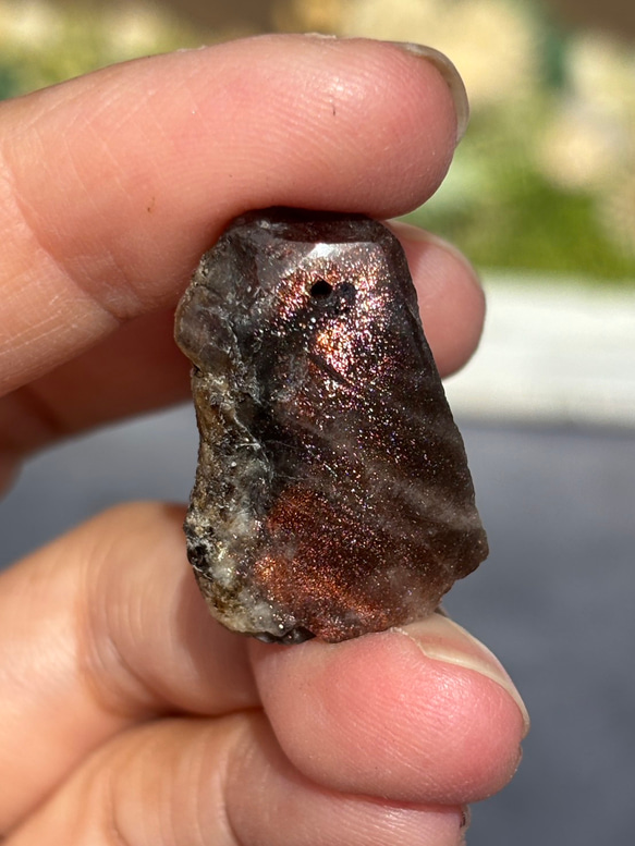 レア サンストーン ピンキッシュパープル イリデッセンス 原石 ポリッシュ 穴あき 天然石 12枚目の画像