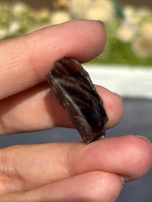 レア サンストーン ピンキッシュパープル イリデッセンス 原石 ポリッシュ 穴あき 天然石 7枚目の画像