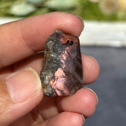 レア サンストーン ピンキッシュパープル イリデッセンス 原石 ポリッシュ 穴あき 天然石 3枚目の画像