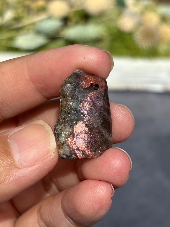 レア サンストーン ピンキッシュパープル イリデッセンス 原石 ポリッシュ 穴あき 天然石 3枚目の画像