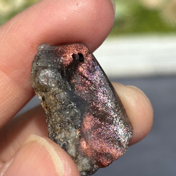 レア サンストーン ピンキッシュパープル イリデッセンス 原石 ポリッシュ 穴あき 天然石 18枚目の画像