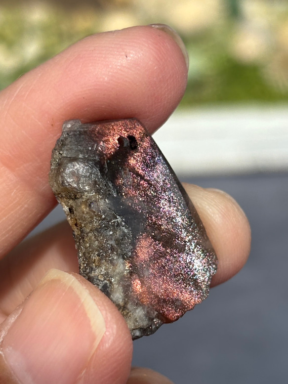 レア サンストーン ピンキッシュパープル イリデッセンス 原石 ポリッシュ 穴あき 天然石 18枚目の画像