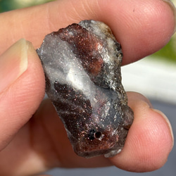 レア サンストーン ピンキッシュパープル イリデッセンス 原石 ポリッシュ 穴あき 天然石 17枚目の画像