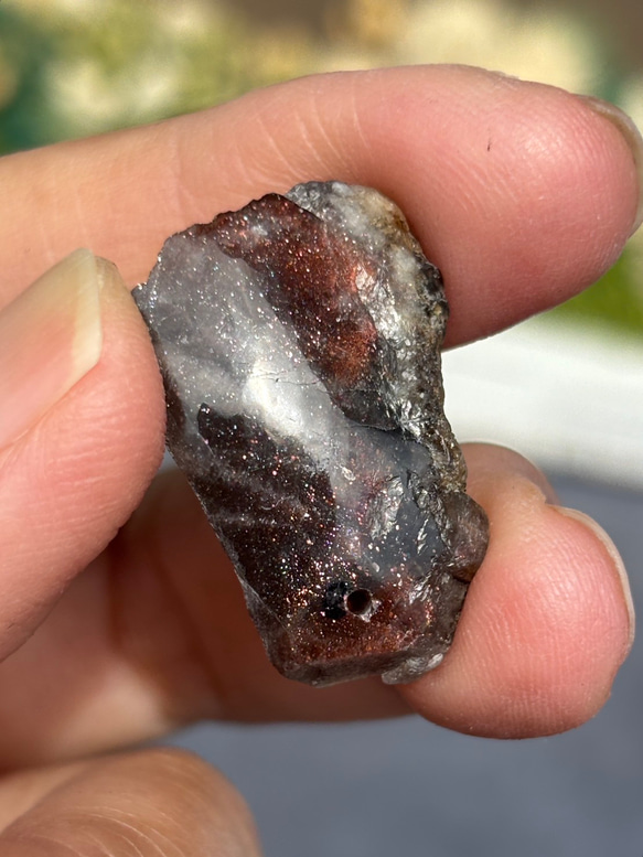 レア サンストーン ピンキッシュパープル イリデッセンス 原石 ポリッシュ 穴あき 天然石 17枚目の画像