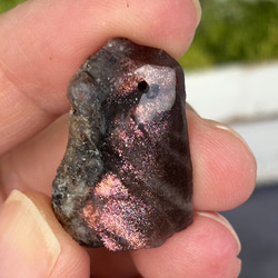 レア サンストーン ピンキッシュパープル イリデッセンス 原石 ポリッシュ 穴あき 天然石 19枚目の画像