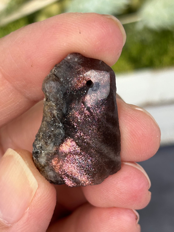 レア サンストーン ピンキッシュパープル イリデッセンス 原石 ポリッシュ 穴あき 天然石 19枚目の画像