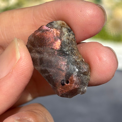 レア サンストーン ピンキッシュパープル イリデッセンス 原石 ポリッシュ 穴あき 天然石 8枚目の画像