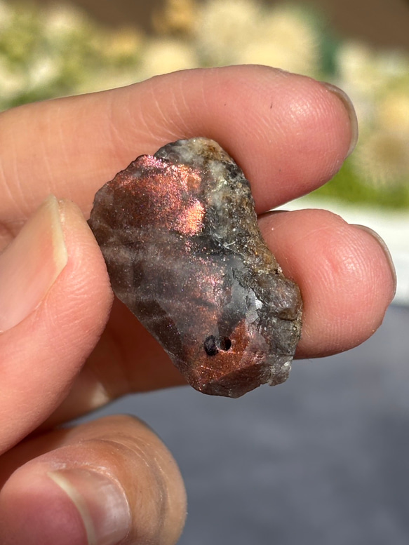 レア サンストーン ピンキッシュパープル イリデッセンス 原石 ポリッシュ 穴あき 天然石 8枚目の画像