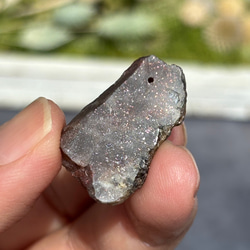 レア サンストーン ピンキッシュパープル イリデッセンス 原石 ポリッシュ 穴あき 天然石 11枚目の画像