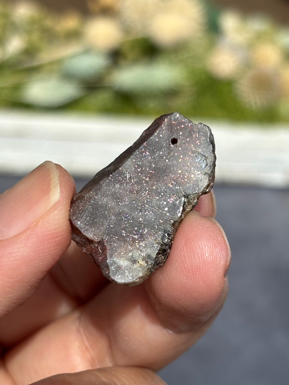 レア サンストーン ピンキッシュパープル イリデッセンス 原石 ポリッシュ 穴あき 天然石 11枚目の画像