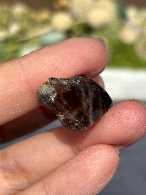 レア サンストーン ピンキッシュパープル イリデッセンス 原石 ポリッシュ 穴あき 天然石 6枚目の画像