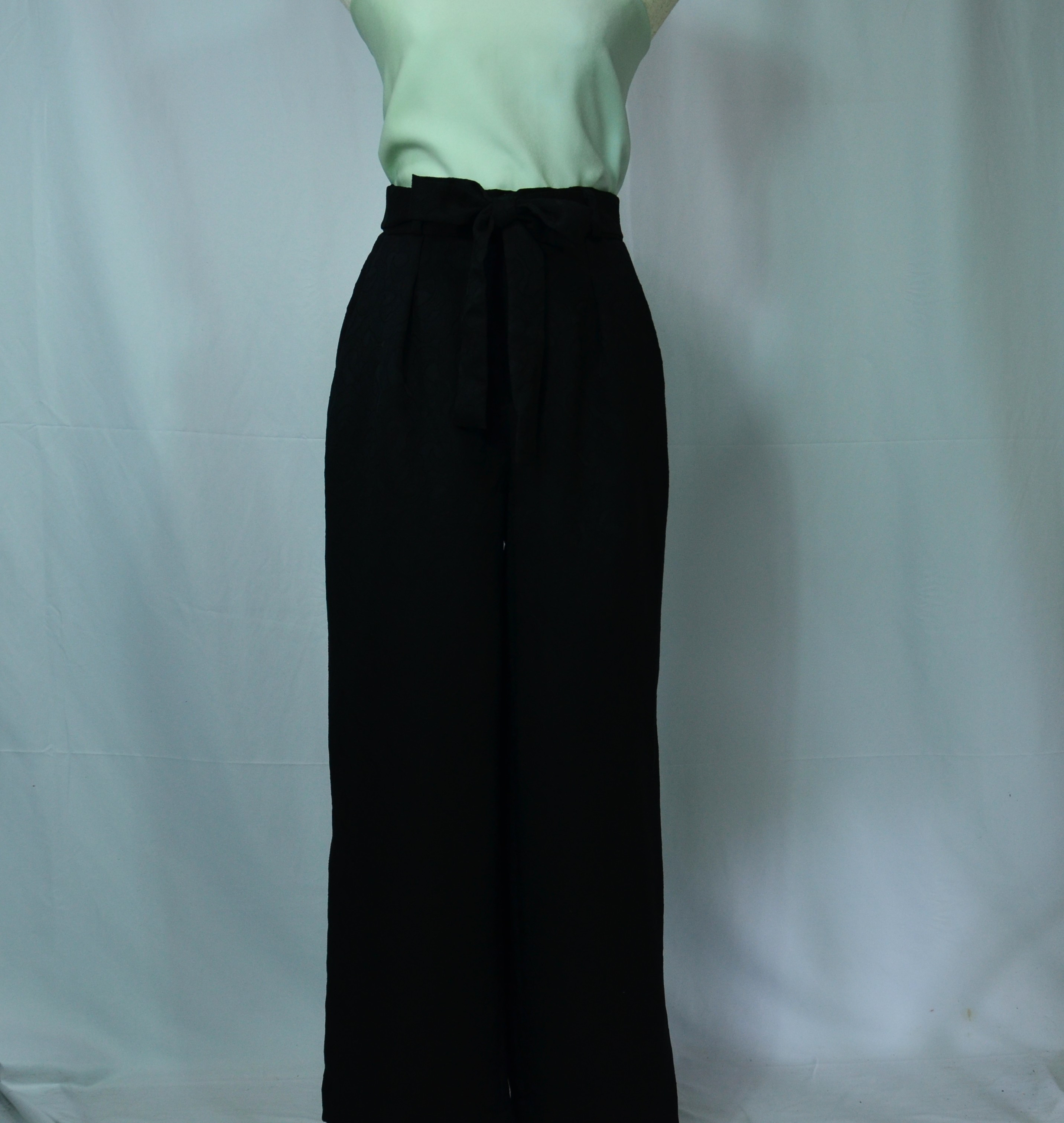 刺繍と見紛う紋意匠で精緻な花唐草を織り出した漆黒のワイドパンツ