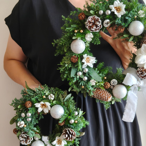 雪景色のクリスマスリース ナチュラルスクリスマス2025 インテリア大人