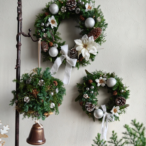 雪景色のクリスマスリース ナチュラルスクリスマス2025 インテリア大人