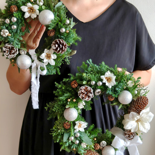 雪景色のクリスマスリース ナチュラルスクリスマス2025 インテリア大人