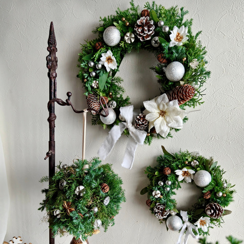 雪景色のクリスマスリース ナチュラルスクリスマス2025 インテリア大人