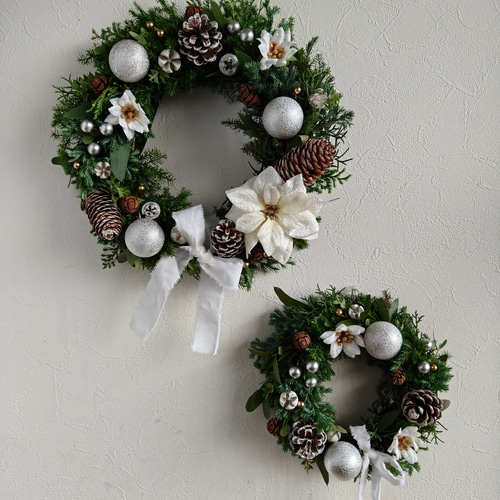 雪景色のクリスマスリース ナチュラルスクリスマス2025 インテリア大人