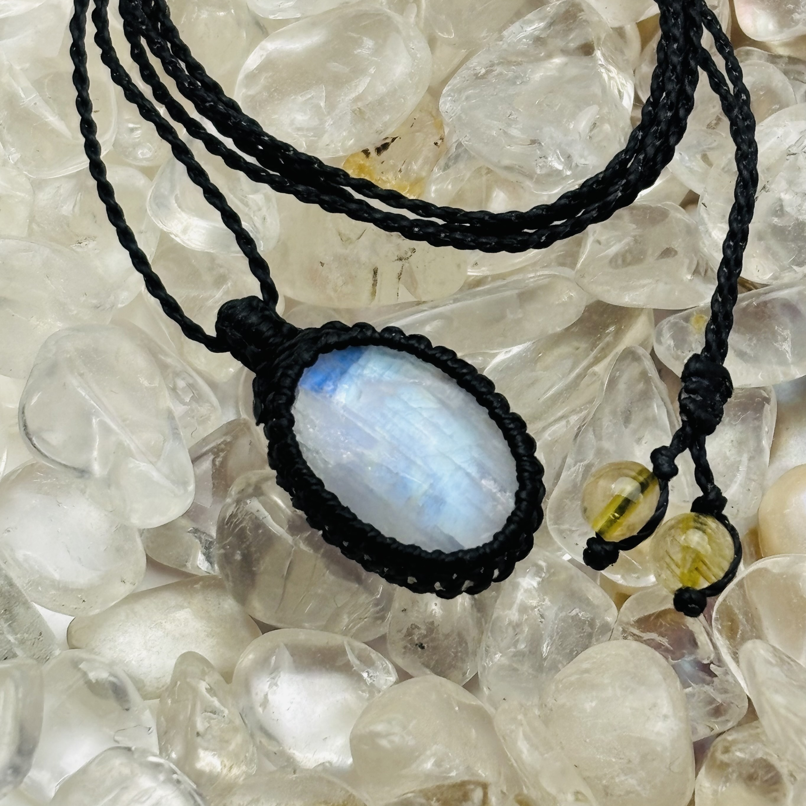 ＊マクラメネックレス＊　6月の誕生石ムーンストーン　長さ調整可能