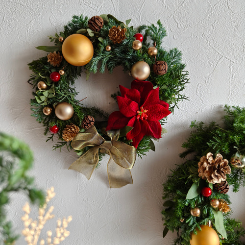 赤×ゴールドの華やかクリスマスリース ナチュラルスクリスマス2025