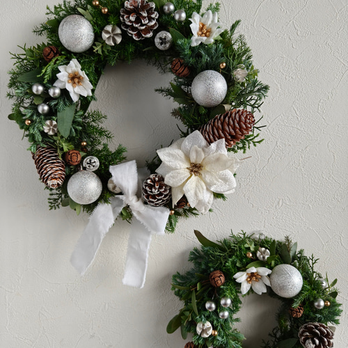 赤×ゴールドの華やかクリスマスリース ナチュラルスクリスマス2025