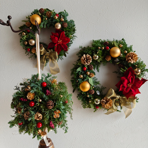 赤×ゴールドの華やかクリスマスリース ナチュラルスクリスマス2025