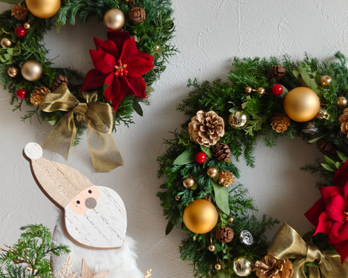 赤×ゴールドの華やかクリスマスリース ナチュラルスクリスマス2025