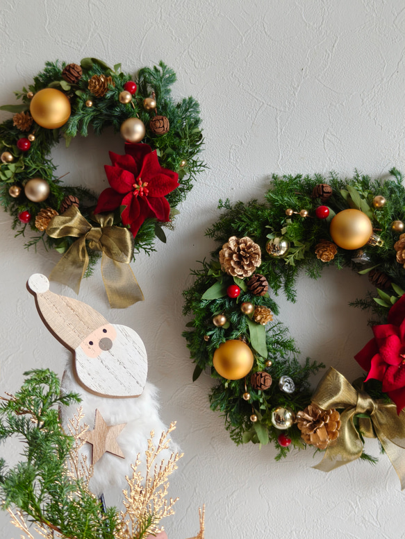 赤×ゴールドの華やかクリスマスリース ナチュラルスクリスマス2025