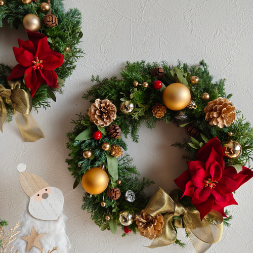 赤×ゴールドの華やかクリスマスリース ナチュラルスクリスマス2025