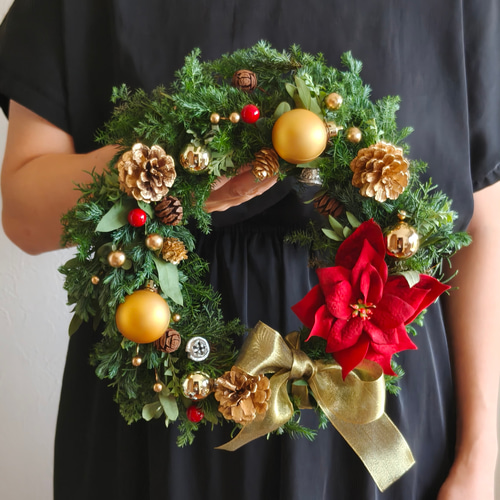 赤×ゴールドの華やかクリスマスリース ナチュラルスクリスマス2025