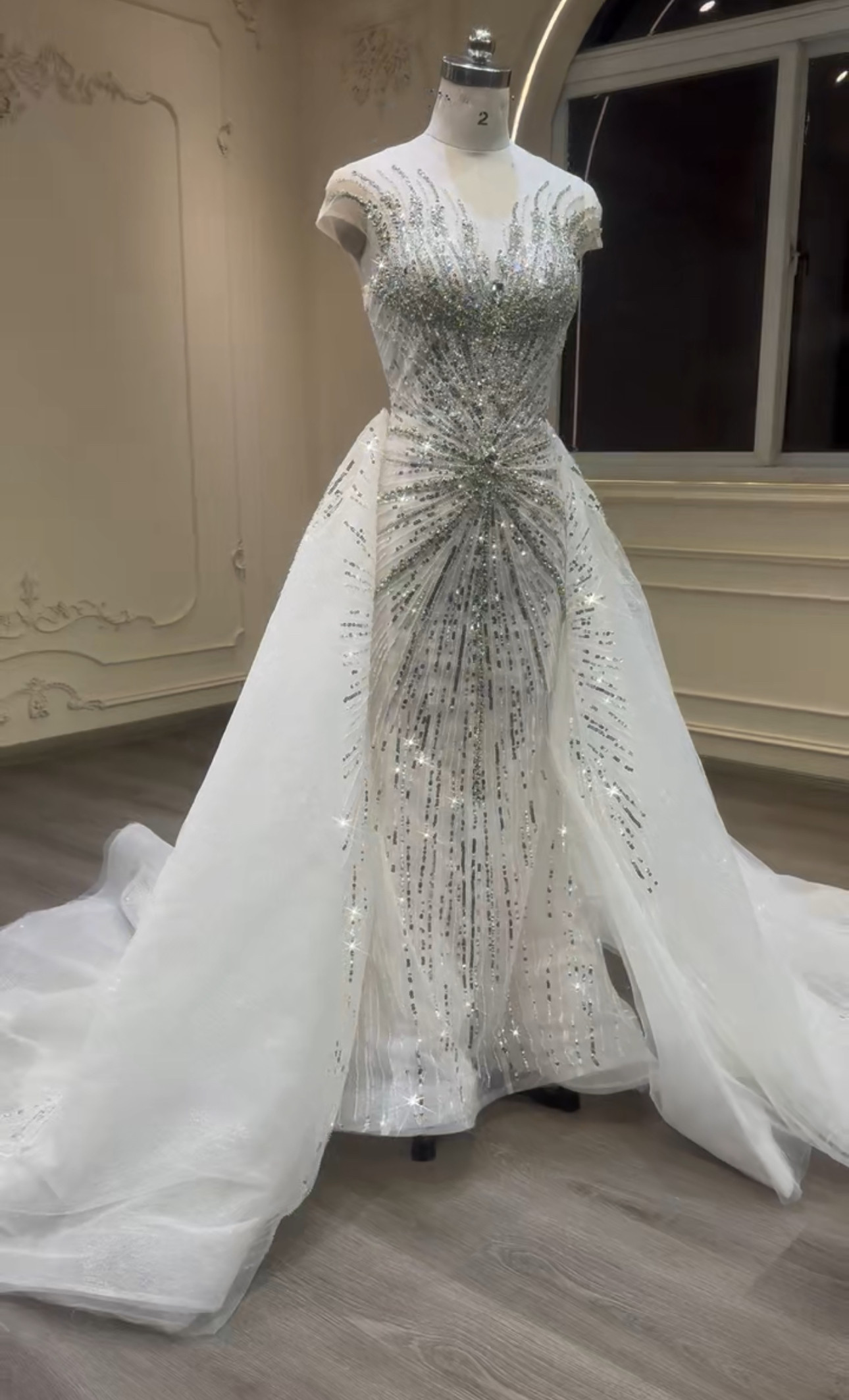 豪華！オーバースカート　イリュージョンネック　ストーン　王道派ウェディングドレス　キラキラ　サイズオーダー挙式花嫁高級感