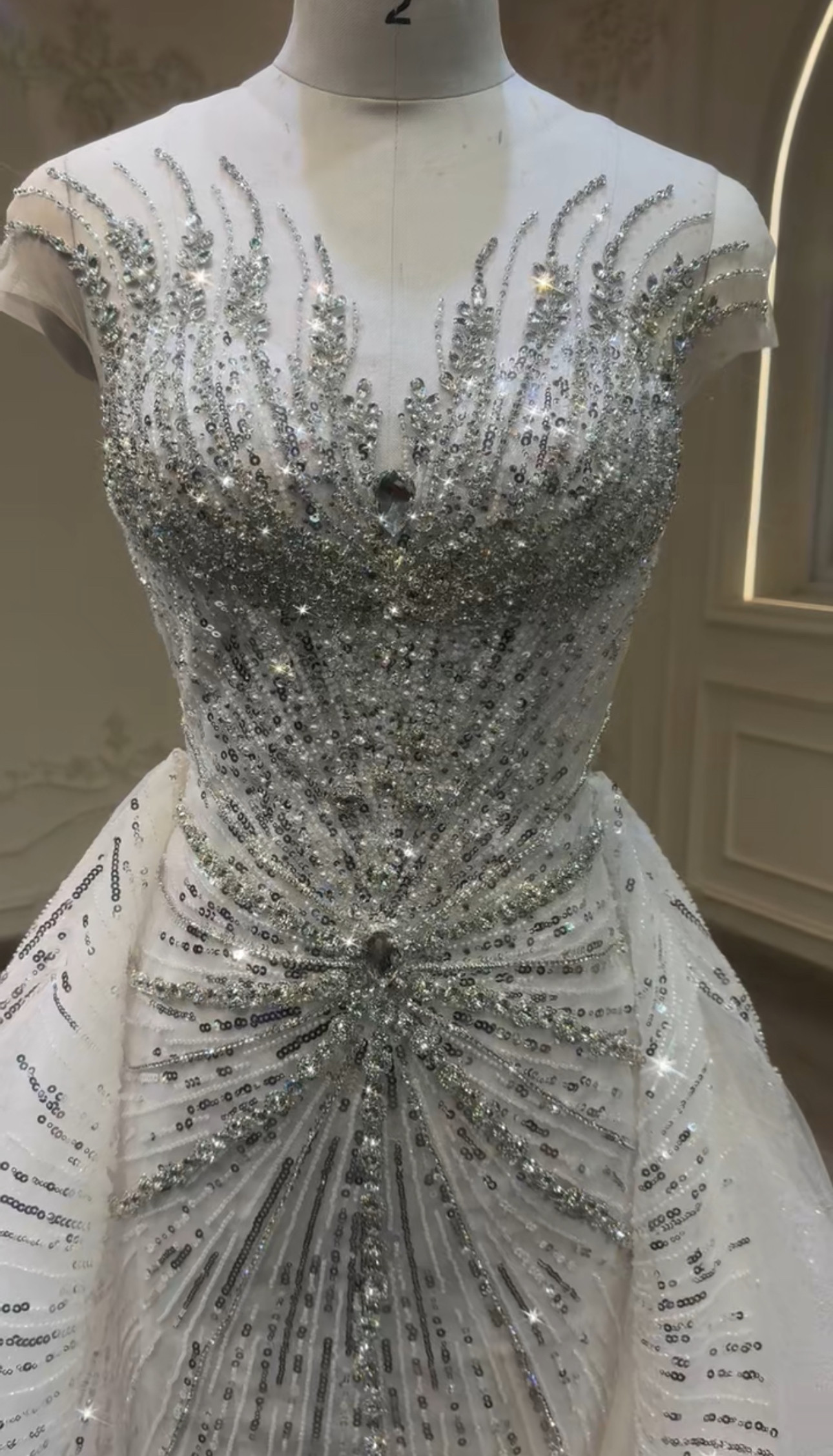 豪華！オーバースカート　イリュージョンネック　ストーン　王道派ウェディングドレス　キラキラ　サイズオーダー挙式花嫁高級感