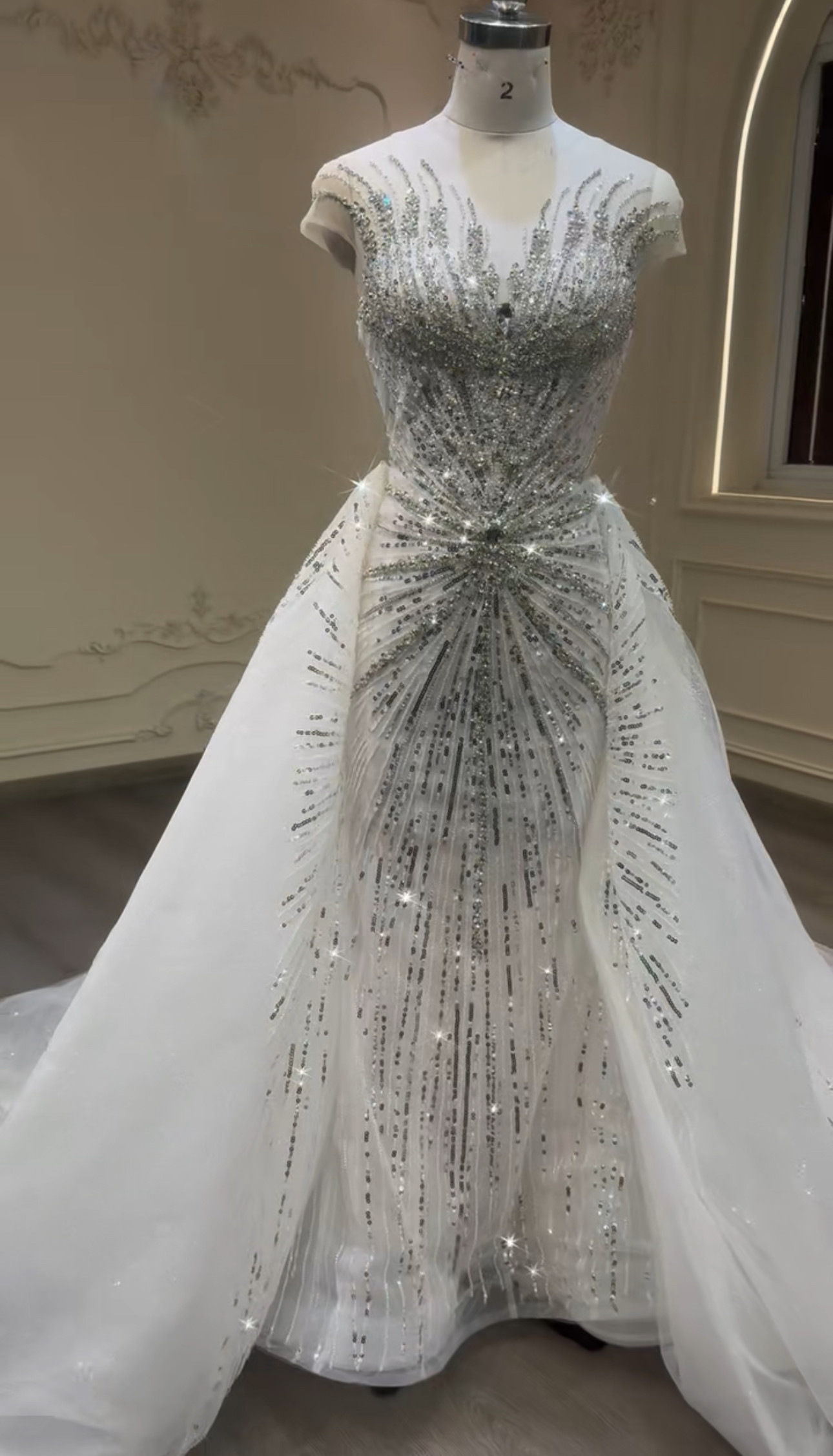 豪華！オーバースカート　イリュージョンネック　ストーン　王道派ウェディングドレス　キラキラ　サイズオーダー挙式花嫁高級感