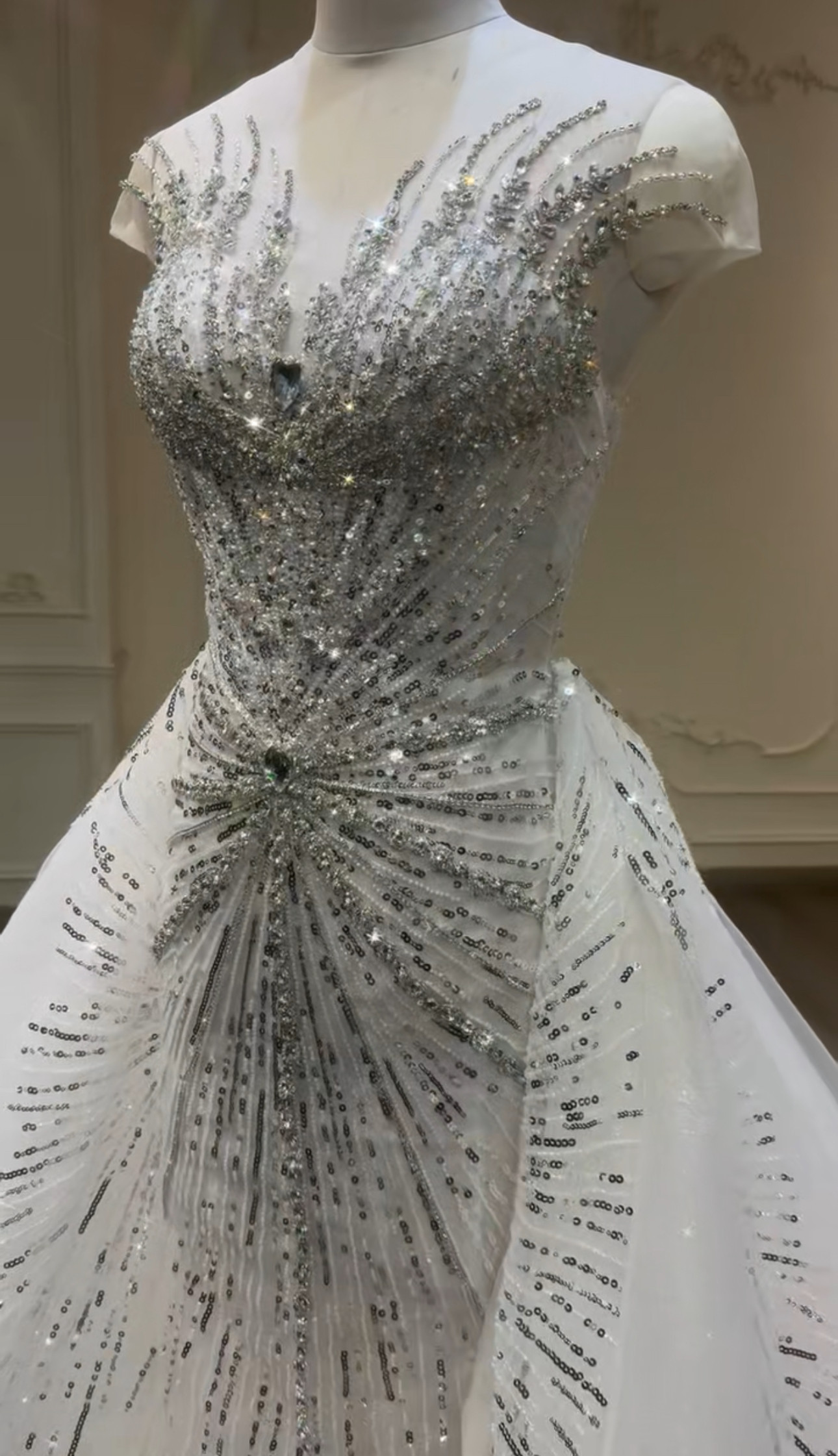 豪華！オーバースカート　イリュージョンネック　ストーン　王道派ウェディングドレス　キラキラ　サイズオーダー挙式花嫁高級感