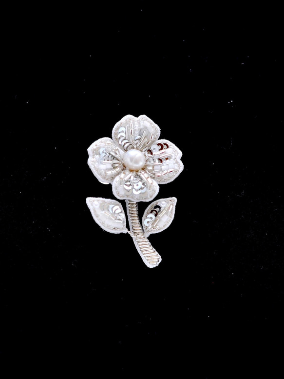 大人可愛い花のブローチ　オートクチュール刺繍 3枚目の画像