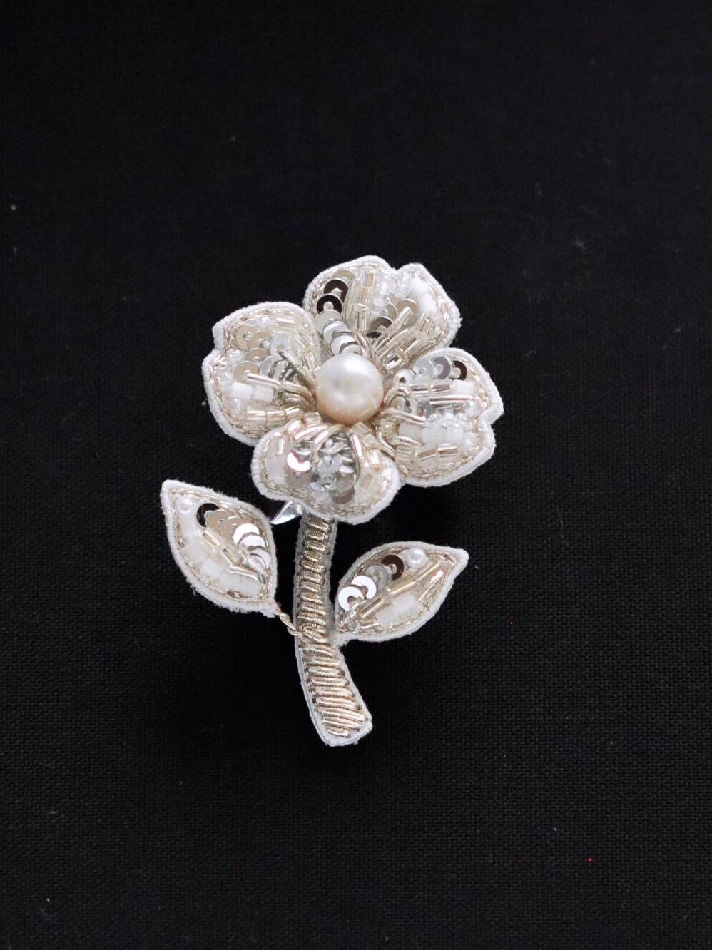 大人可愛い花のブローチ　オートクチュール刺繍