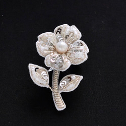 大人可愛い花のブローチ　オートクチュール刺繍 1枚目の画像