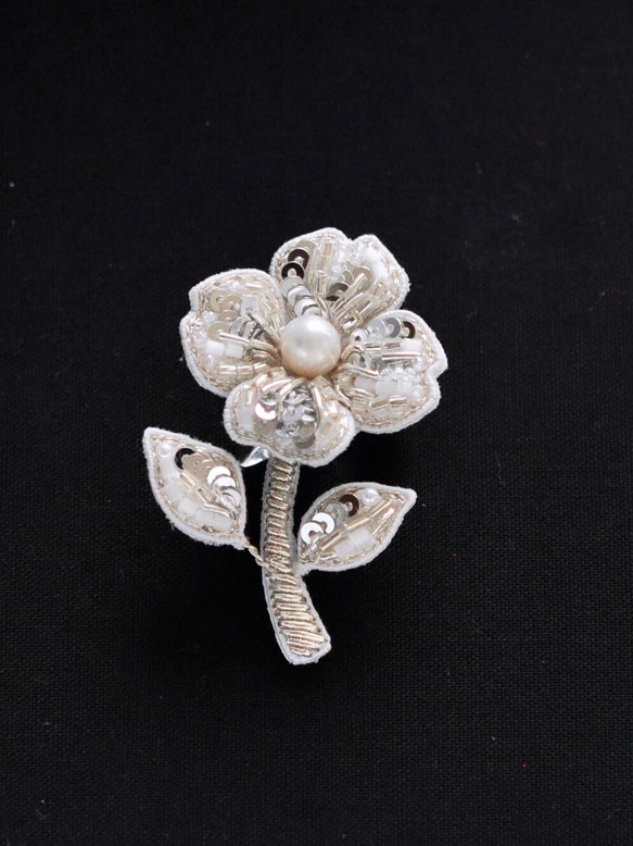 大人可愛い花のブローチ　オートクチュール刺繍 1枚目の画像