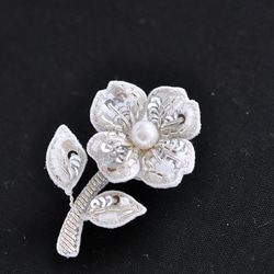 大人可愛い花のブローチ　オートクチュール刺繍 5枚目の画像